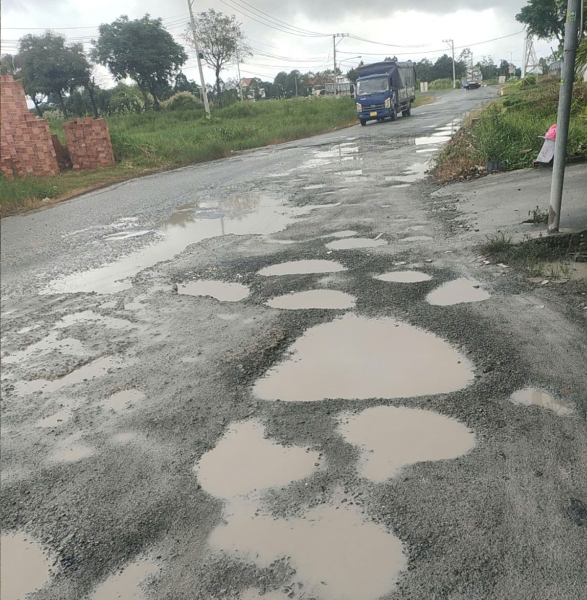 Con đường "ổ voi, ổ gà" ở TP.HCM đang được sửa chữa