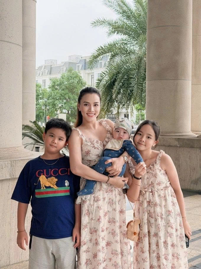 sao viet 4 11 A hau thao nhi le cong khai ban trai ngoai quoc hinh anh 2