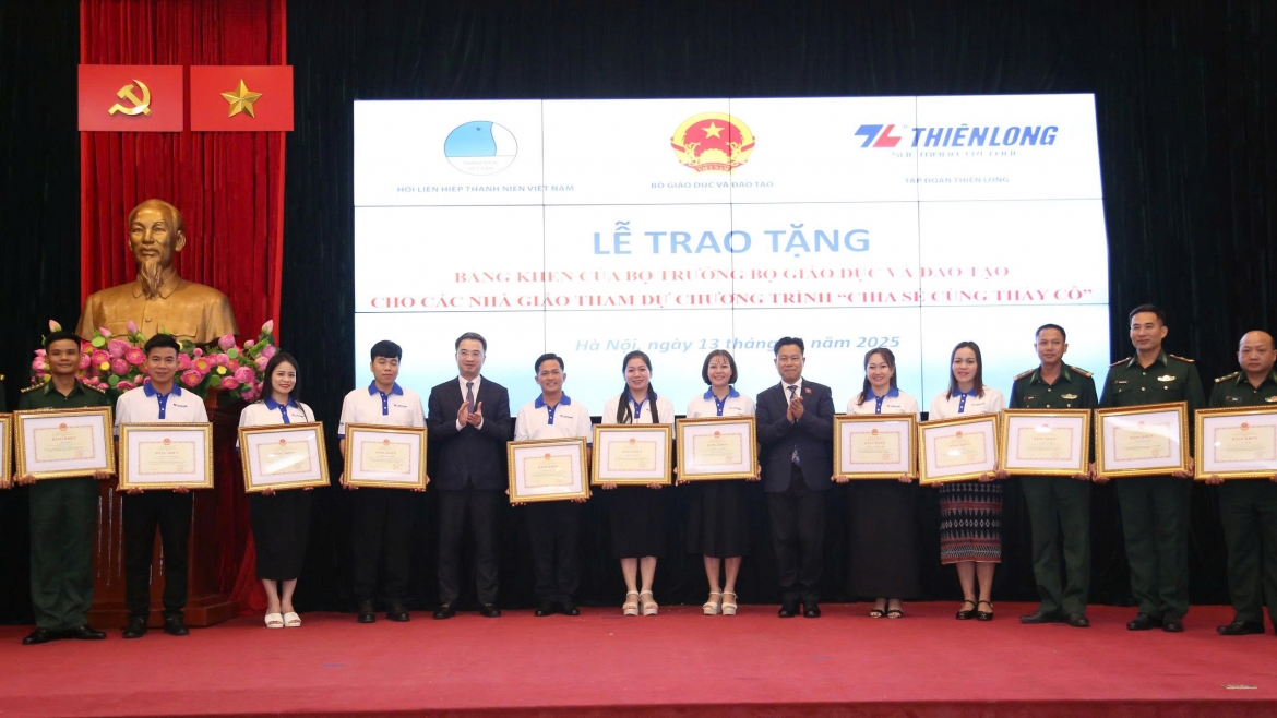  chia se cung thay co 2025 niem hanh phuc gieo chu noi vung cao, bien gioi hinh anh 1