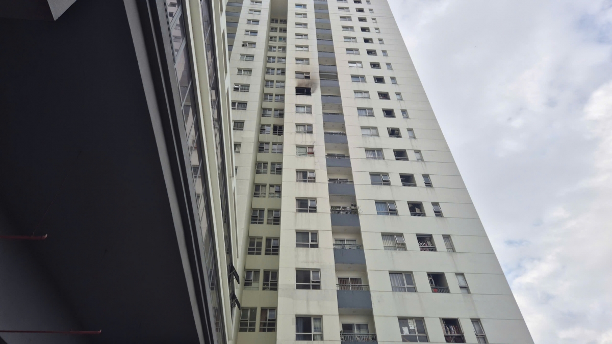 Cháy căn hộ tại một chung cư ở TP.HCM, nhiều cư dân hoảng hốt tháo chạy