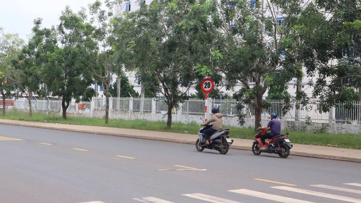 Tài xế than vì phải chạy “rùa bò” 20 km/giờ tại KCN Đồng Xoài 3 ở Đồng Nai