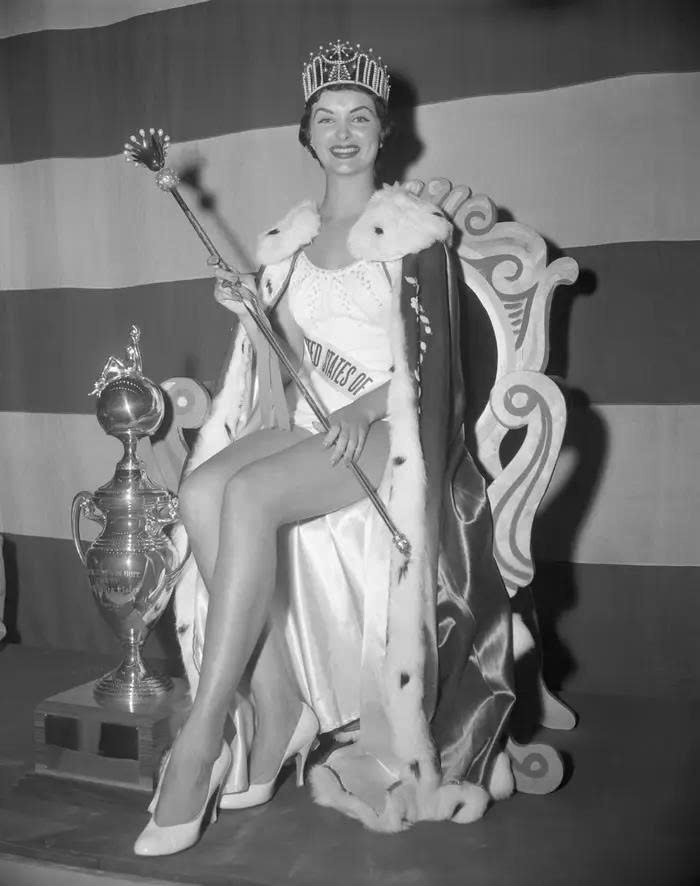 17 be boi lon nhat trong lich su miss universe hinh anh 1