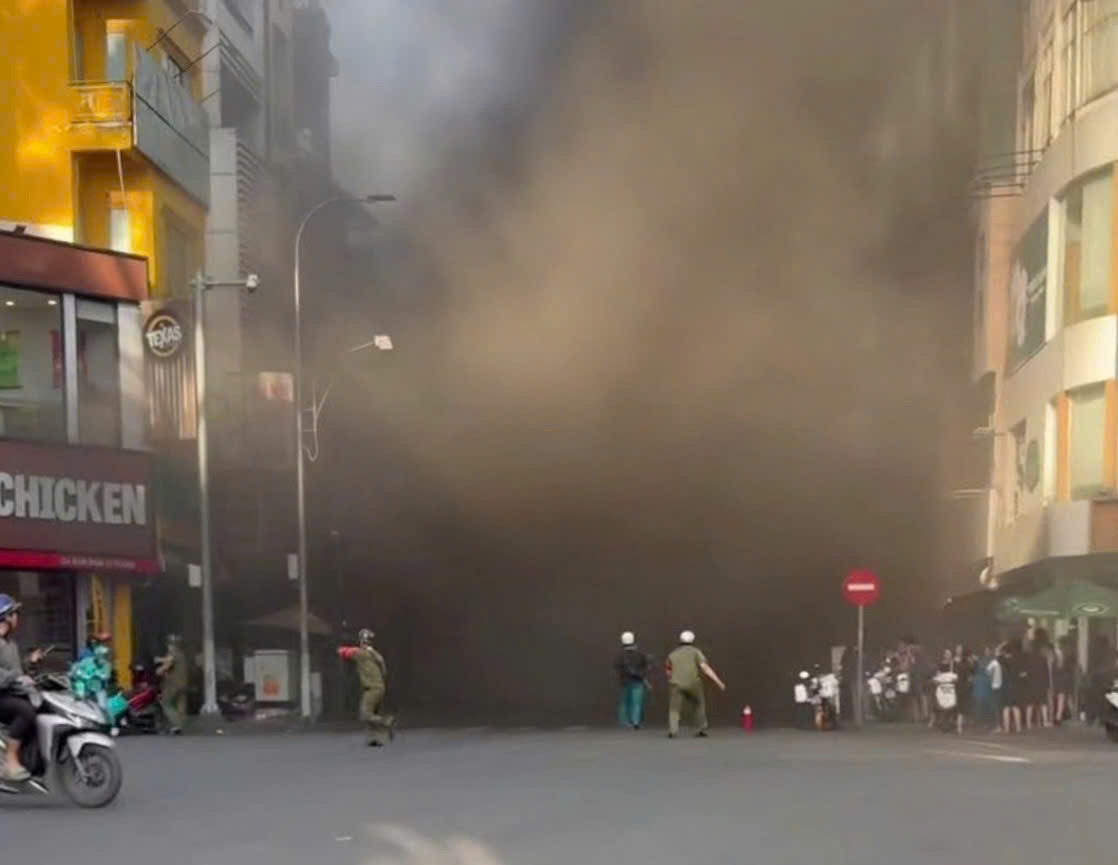 Vụ cháy tầng hầm thẩm mỹ viện ở TPHCM: Ô tô 7 chỗ bị hư hại, 20 người thoát nạn