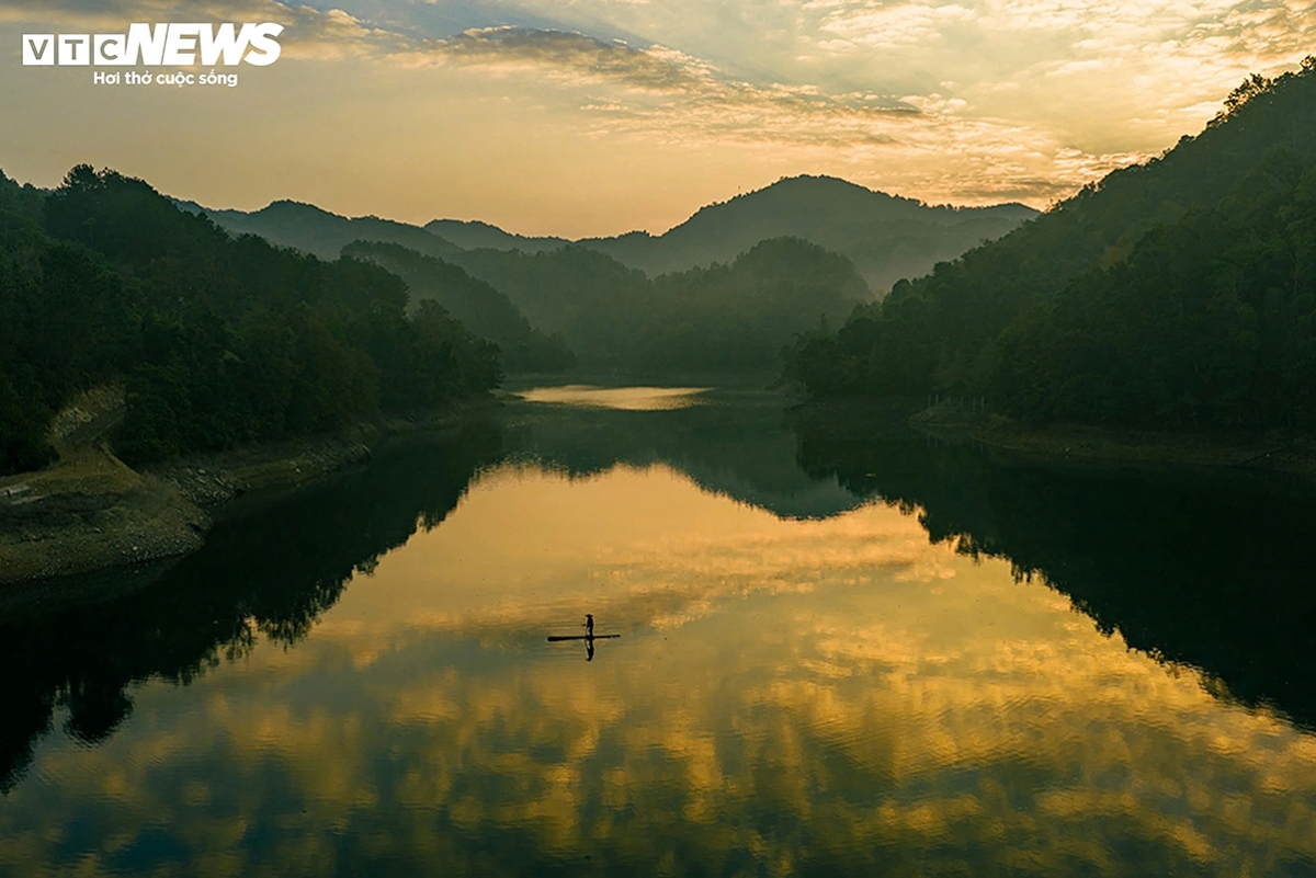 artificial lake in vietnam mirrors a european autumn as sweetgum leaves turn picture 1