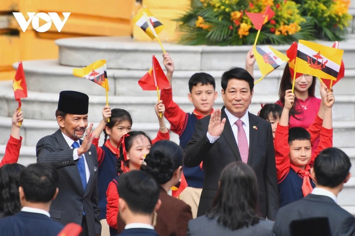 brunei sultan hassanal bolkiah warmly welcomed in hanoi on state visit to vietnam picture 1
