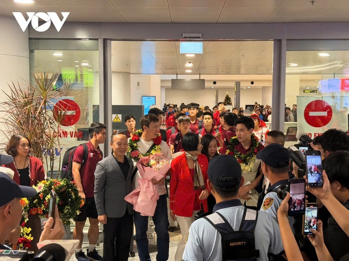 sea games 33 vietnamese heroes return home in warm welcome picture 1