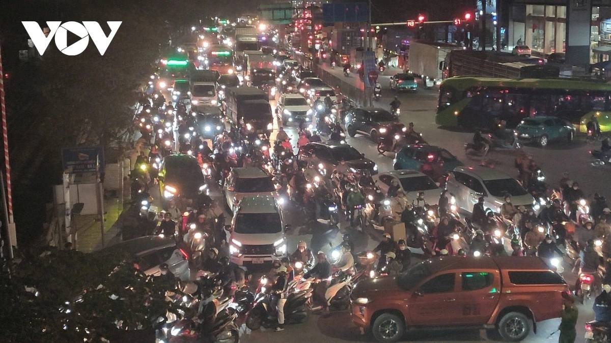 hanoi roads gridlocked ahead of new year 2026 holiday picture 9