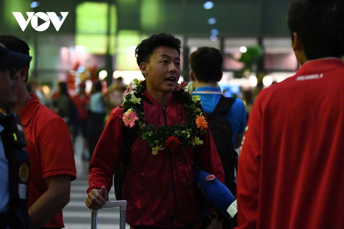 sea games 33 vietnamese heroes return home in warm welcome picture 10