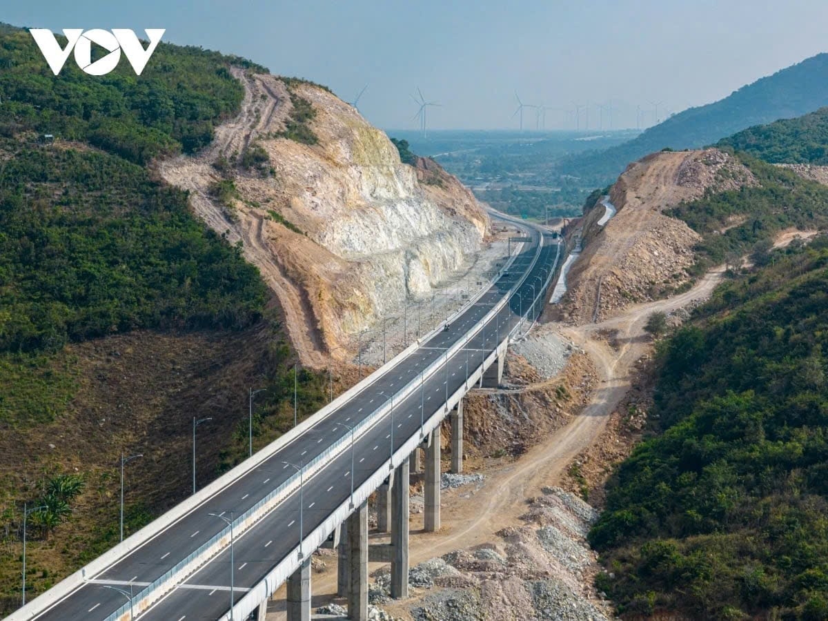It is expected that by December 19th, the whole country will have completed 3,188 km of main expressways and 1,700 km of coastal roads. Dự kiến đến ngày 19/12, cả nước sẽ hoàn thành 3.188 km tuyến chính cao tốc và 1.700 km đường bộ ven biển.