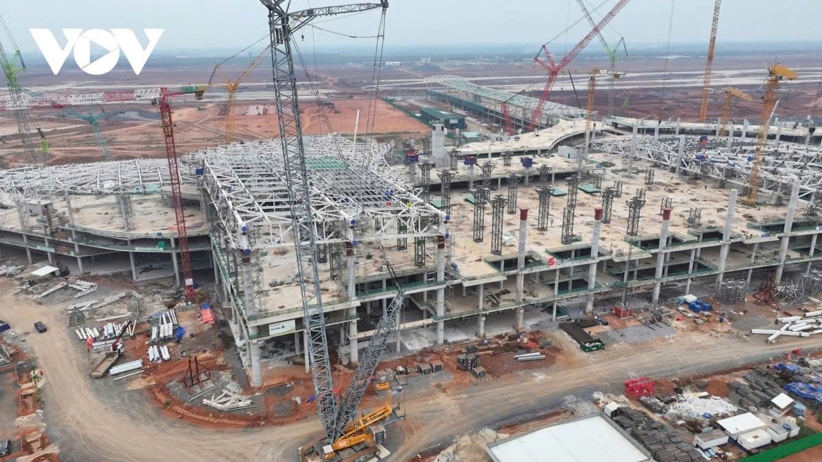 Long Thanh International Airport will complete its component projects to begin technical flight testing and commercial operations in the first half of 2026. Sân bay quốc tế Long Thành sẽ hoàn thành các dự án thành phần để triển khai bay kỹ thuật và khai thác thương mại nửa đầu 2026.