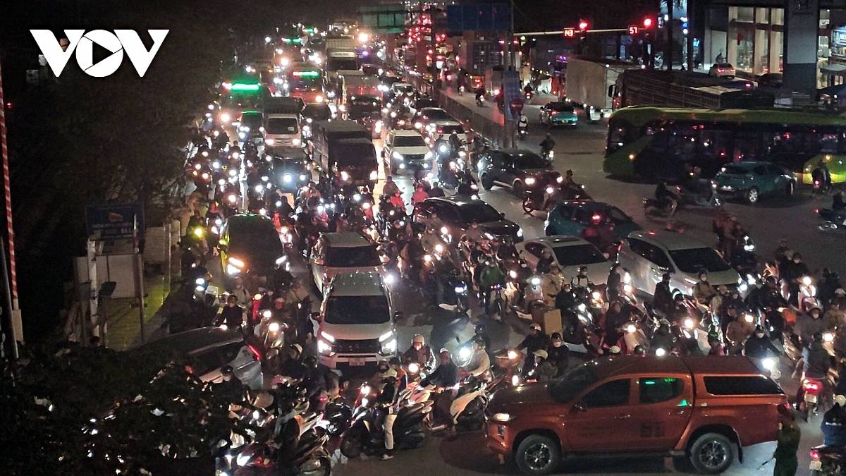 Hanoi roads gridlocked ahead of New Year 2026 holiday