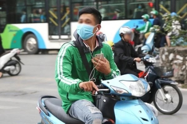 Deo tai nghe khi di xe may, co the bi phat den 14 trieu dong, tru 10 diem gplx hinh anh 1