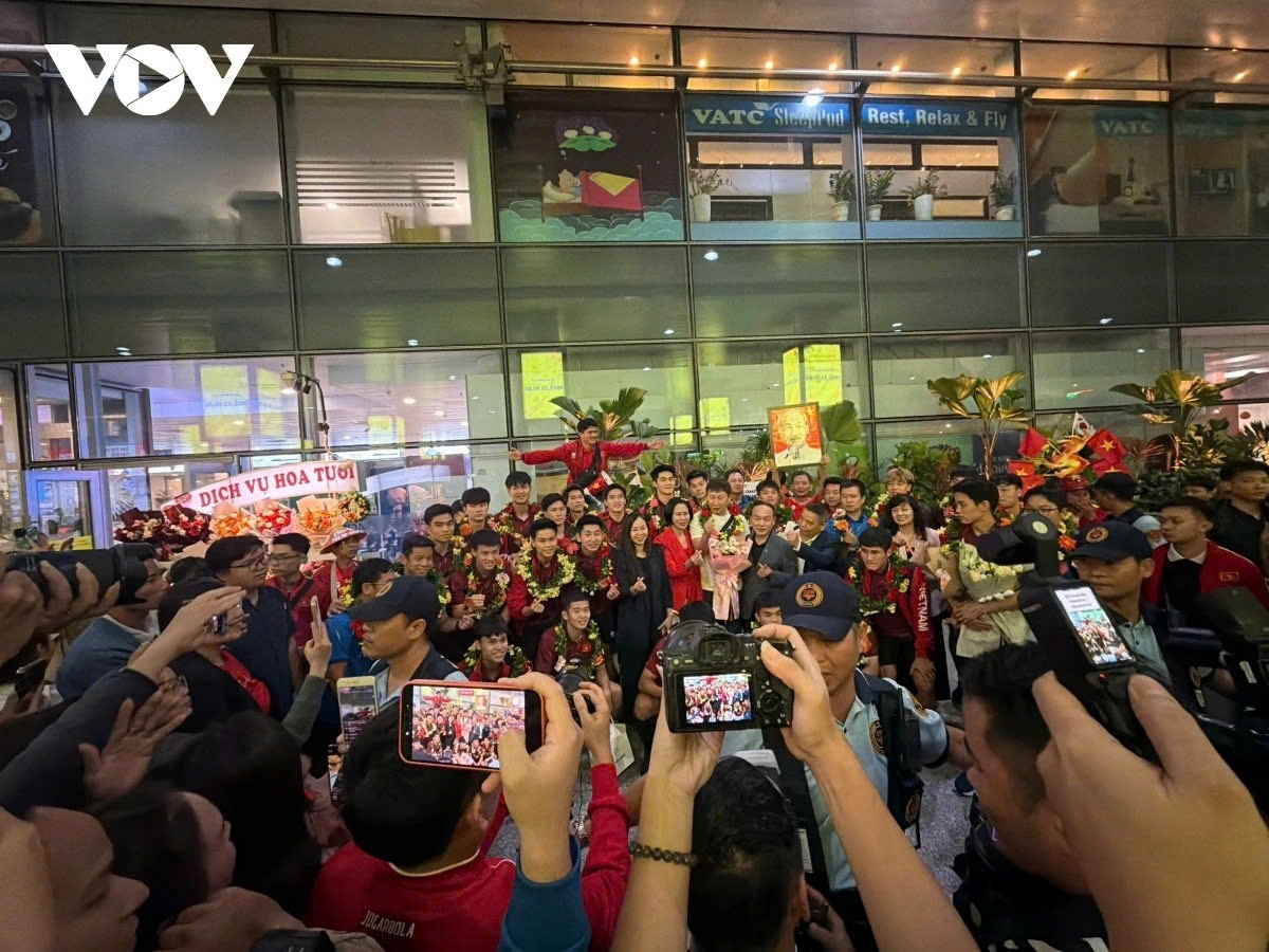 sea games 33 vietnamese heroes return home in warm welcome picture 13