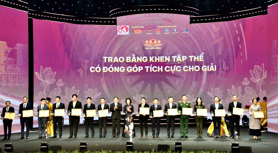 vov xuat sac gianh 2 giai thuong tai le trao giai dien hong hinh anh 5