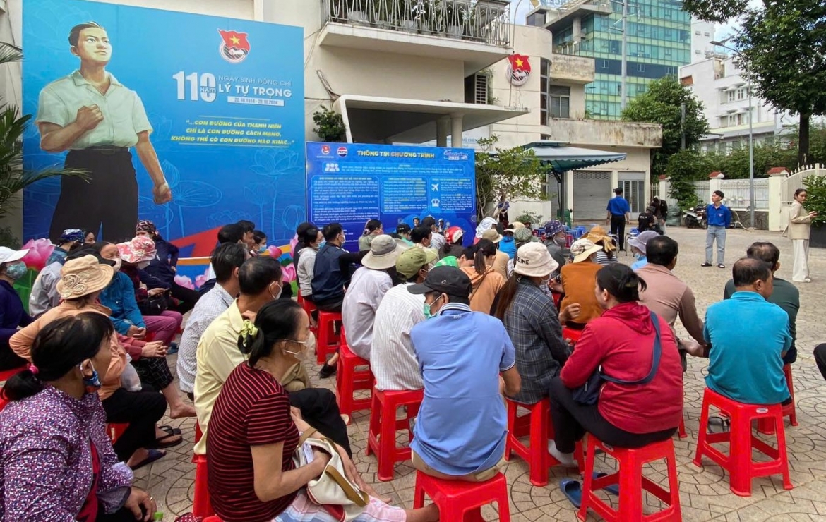 trung uong Doan phoi hop trao 4.230 ve xe dua nguoi lao dong ve que an tet hinh anh 1