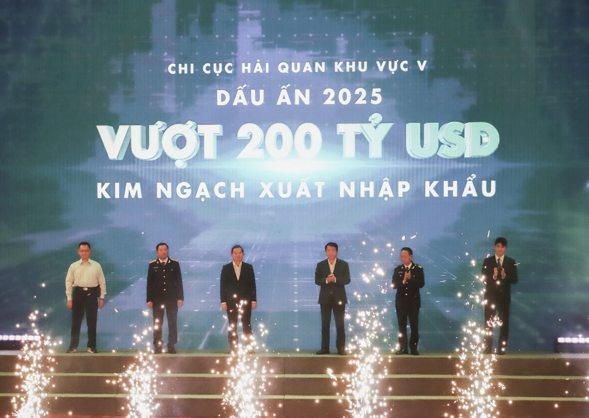 Vượt 200 tỷ USD xuất nhập khẩu: Hải quan khu vực V ghi dấu bước ngoặt phát triển