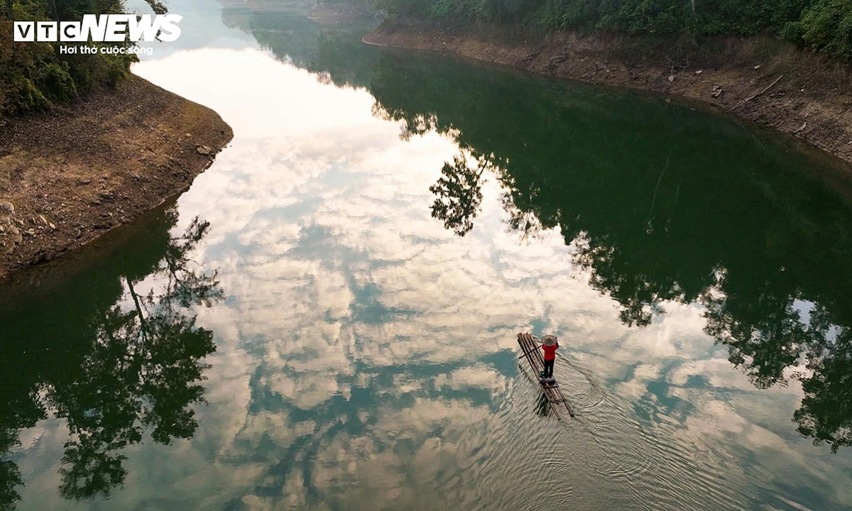 artificial lake in vietnam mirrors a european autumn as sweetgum leaves turn picture 2
