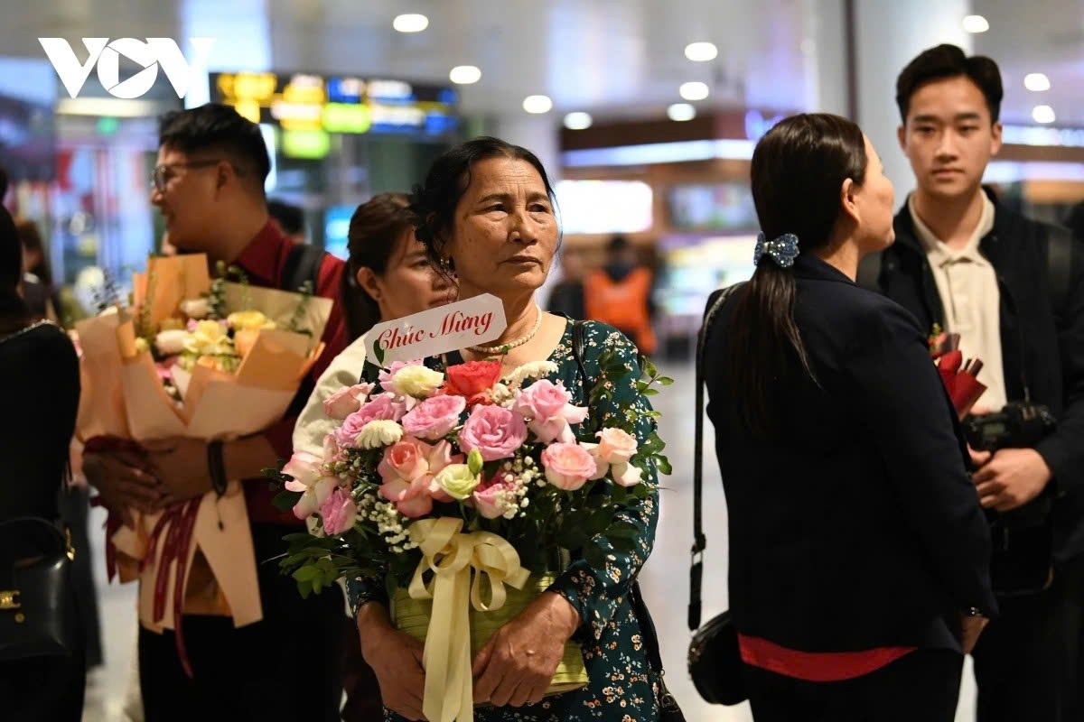 sea games 33 vietnamese heroes return home in warm welcome picture 2