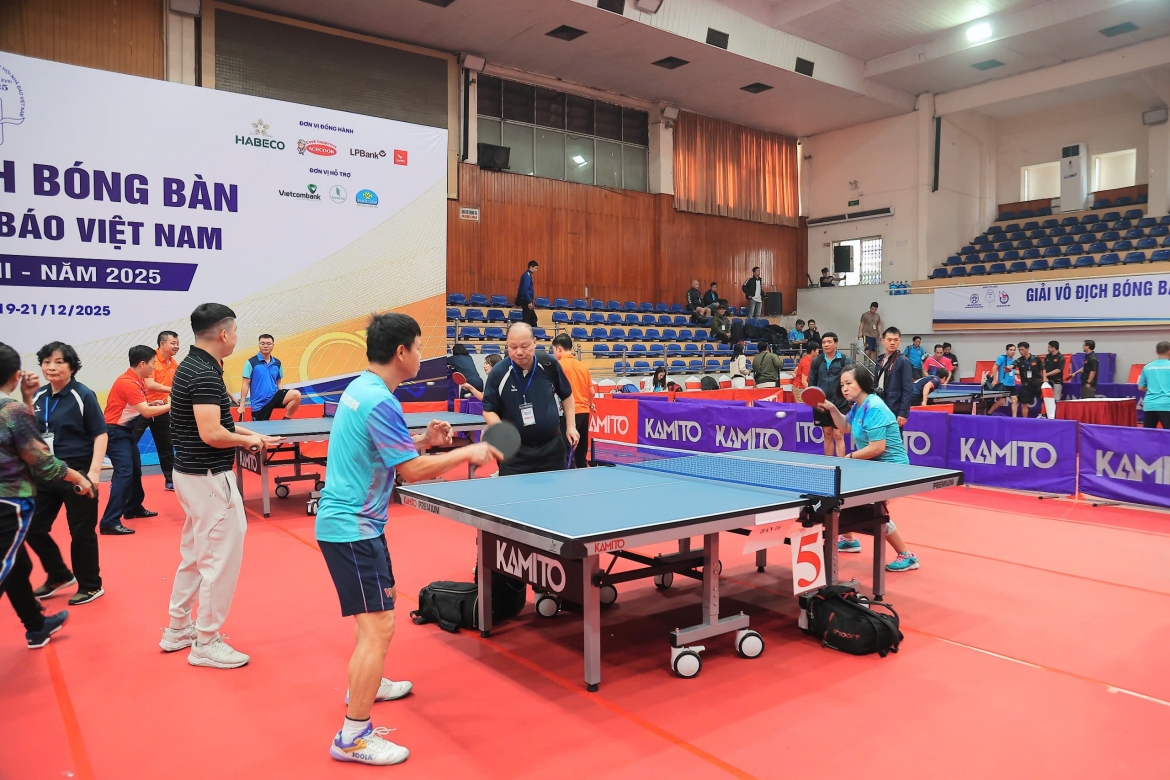 khai mac giai vo dich bong ban cup hoi nha bao viet nam nam 2025 hinh anh 7