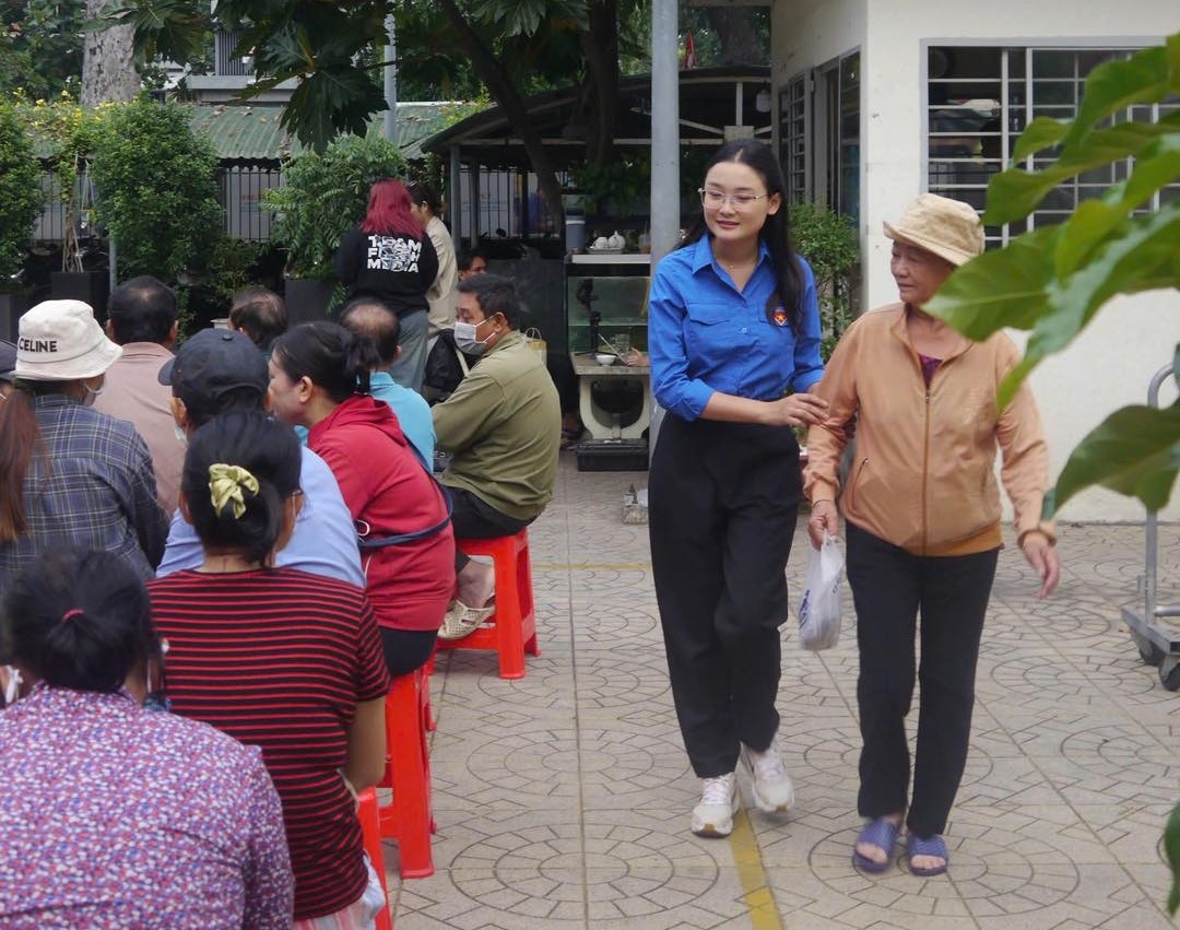 trung uong Doan phoi hop trao 4.230 ve xe dua nguoi lao dong ve que an tet hinh anh 2