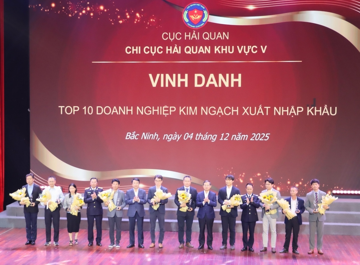 vuot 200 ty usd xuat nhap khau hai quan khu vuc v ghi dau buoc ngoat phat trien hinh anh 2