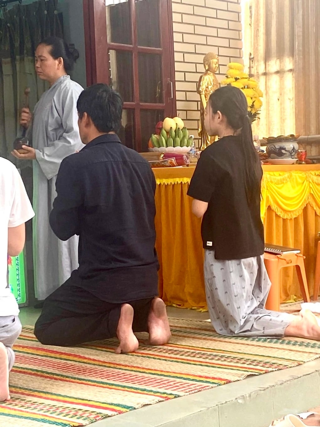 sao viet 10 12 con gai 12 tuoi ve chiu tang nghe si thuong tin hinh anh 1