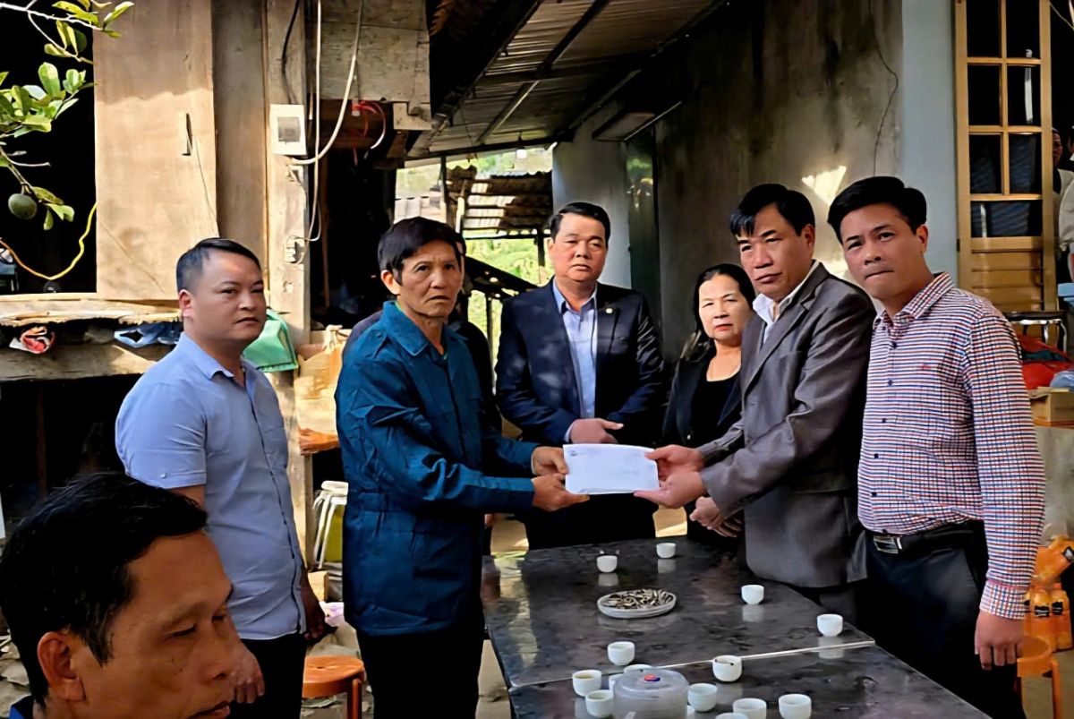 Hơn 260 triệu đồng hỗ trợ gia đình các nạn nhân vụ sạt lở trên Quốc lộ 6