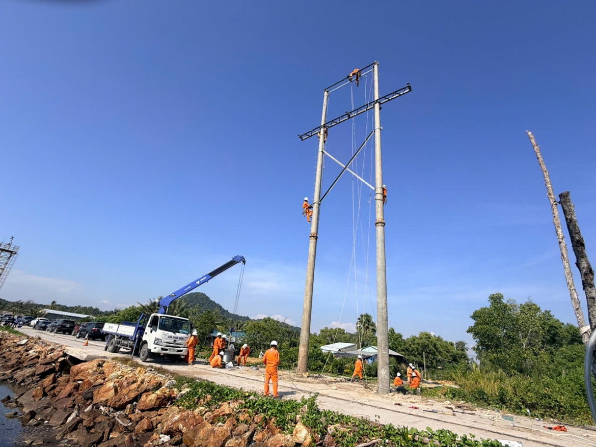 100 khach hang sinh hoat tai dac khu phu quoc duoc cap dien tro lai hinh anh 3