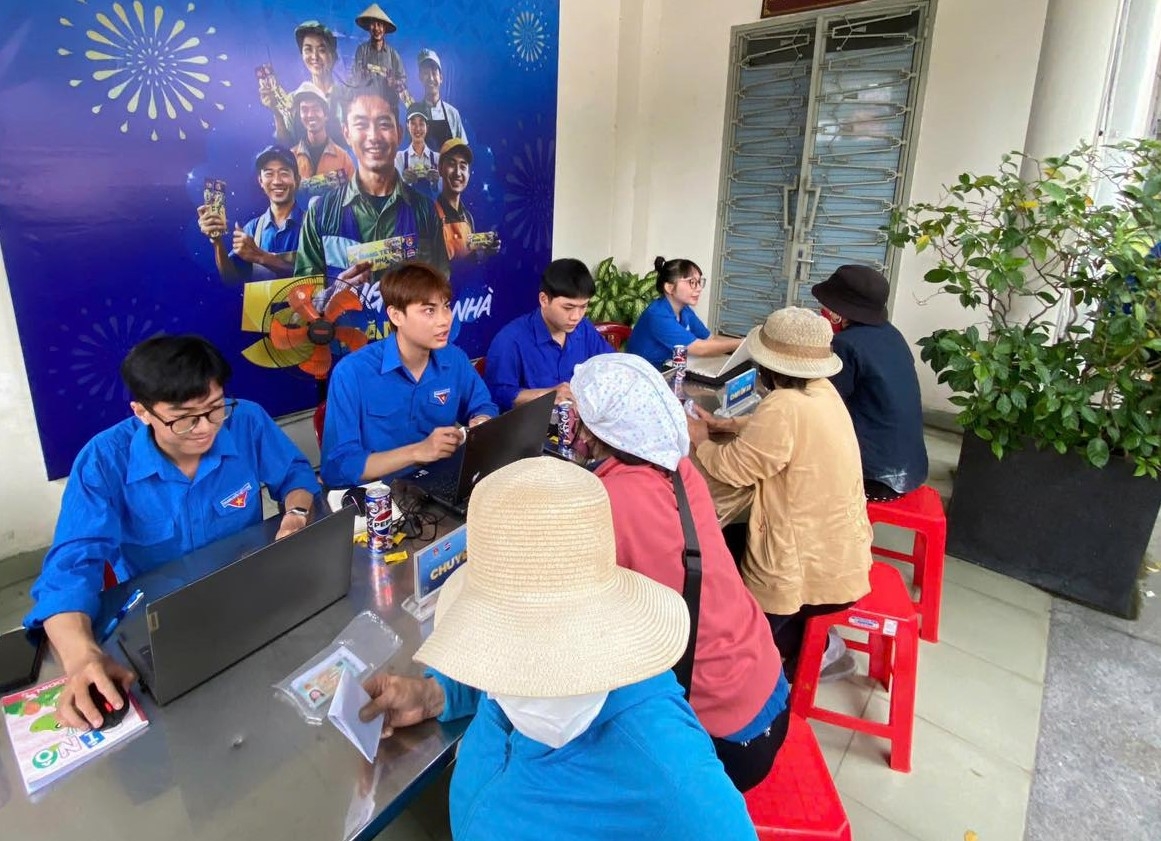 trung uong Doan phoi hop trao 4.230 ve xe dua nguoi lao dong ve que an tet hinh anh 3