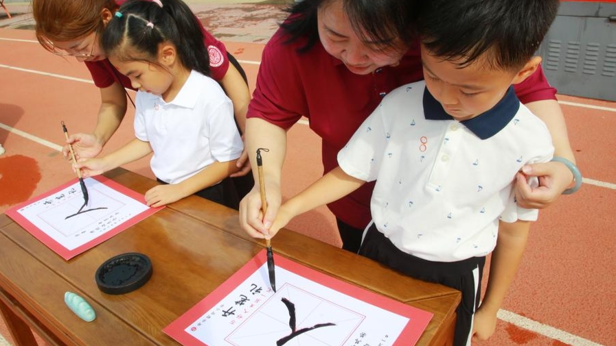 Trung Quốc yêu cầu giảm tải bài kiểm tra ở cấp tiểu học và trung học