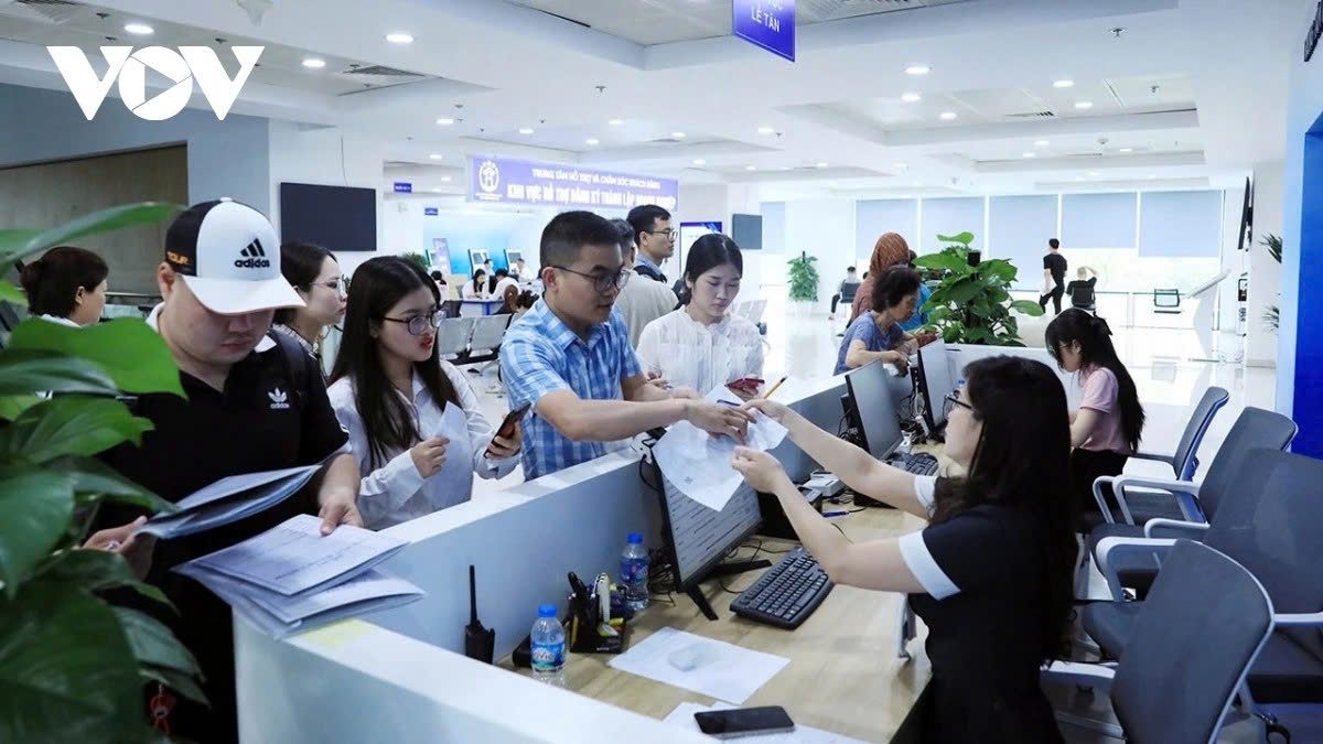 Việc triển khai hệ thống lấy số thứ tự trực tuyến đã giúp Trung tâm Phục vụ hành chính công TP Hà Nội giải tỏa cảnh xếp hàng từ tờ mờ sáng.