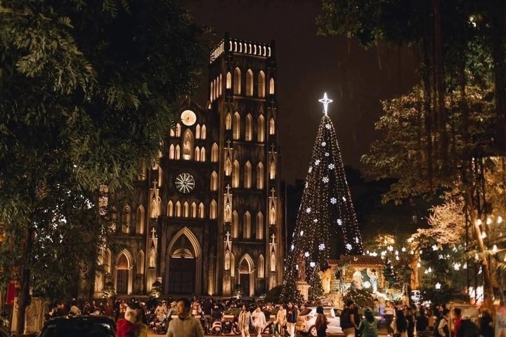 giang sinh 2025 di choi dau o ha noi hinh anh 1