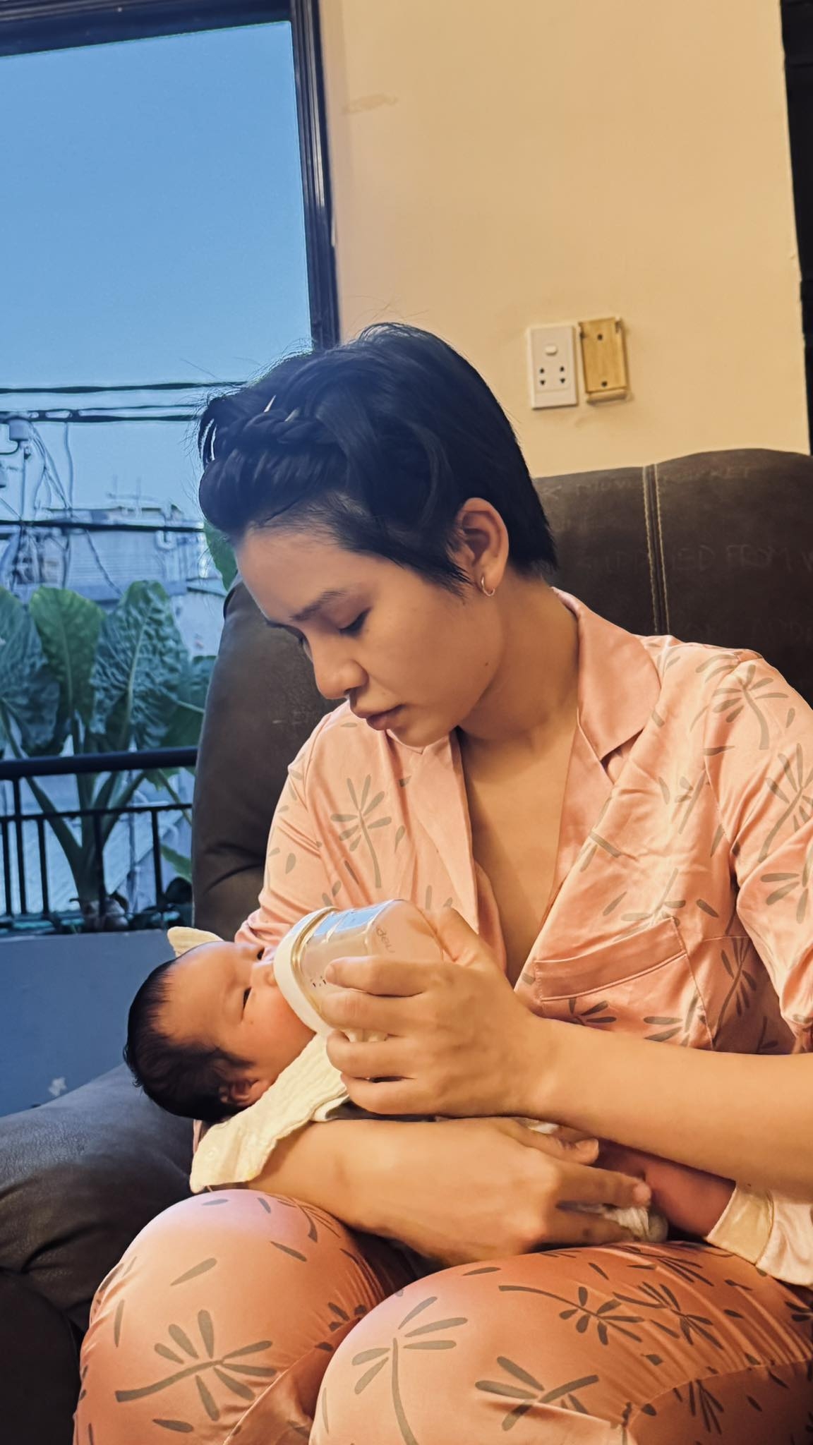 sao viet 6 12 ca si vu duy khanh phu vo ban bun dau mam tom hinh anh 2