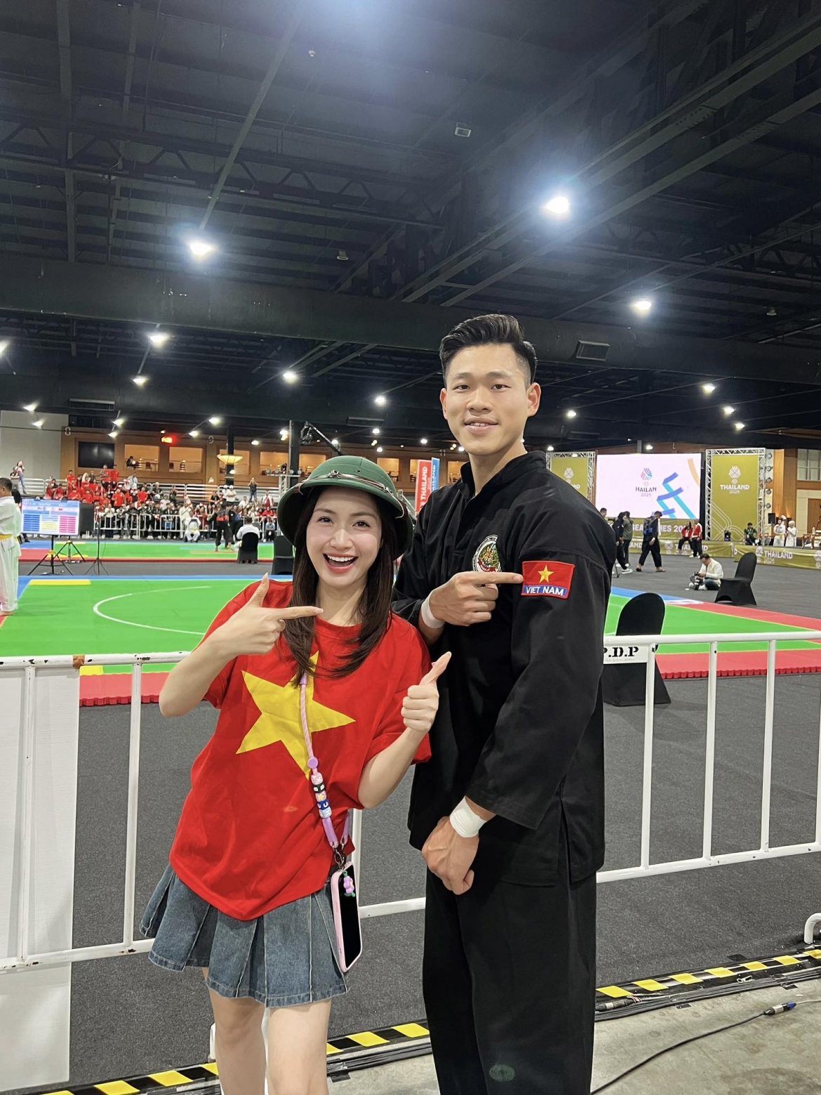 sao viet 18 12 khanh thi - phan hien chup anh giang sinh hinh anh 2