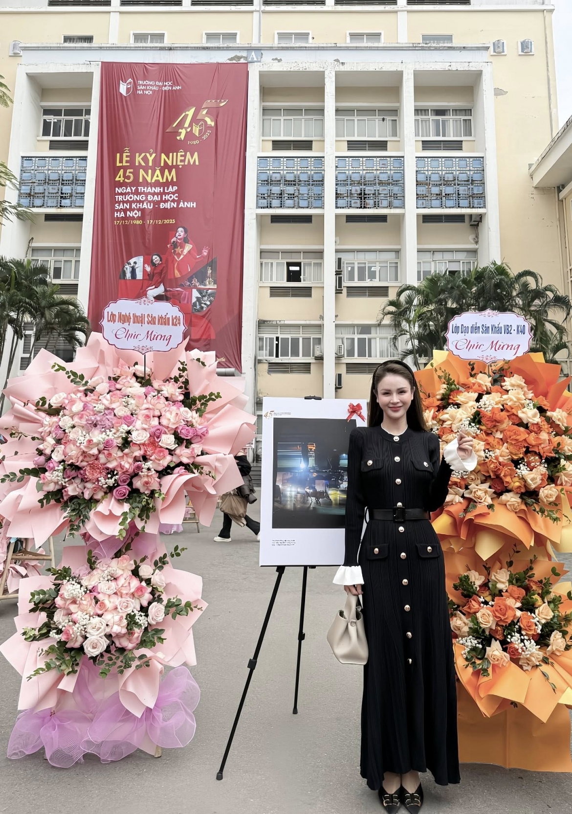 sao viet 18 12 khanh thi - phan hien chup anh giang sinh hinh anh 3