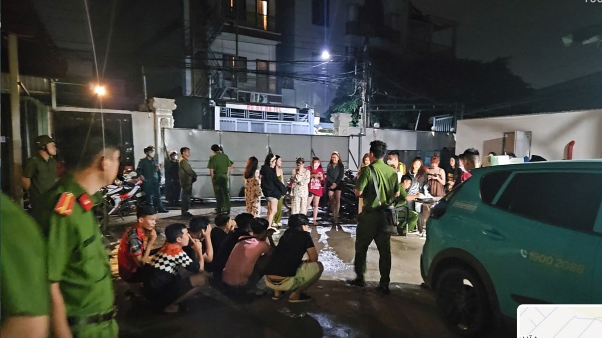 Dot kich karaoke hoat dong ngam , cong an phat hien 21 nu tiep vien duoi 18 tuoi hinh anh 1