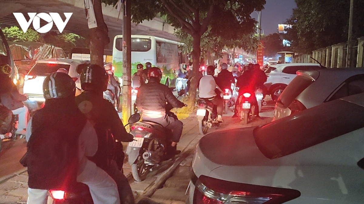 hanoi roads gridlocked ahead of new year 2026 holiday picture 5