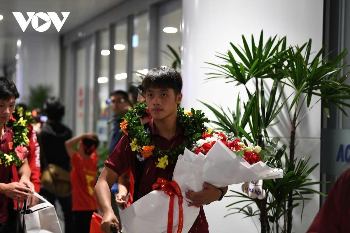 sea games 33 vietnamese heroes return home in warm welcome picture 6
