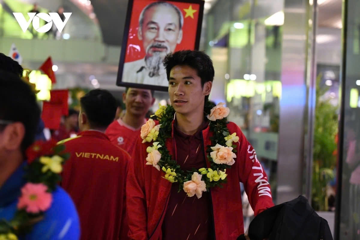 sea games 33 vietnamese heroes return home in warm welcome picture 7