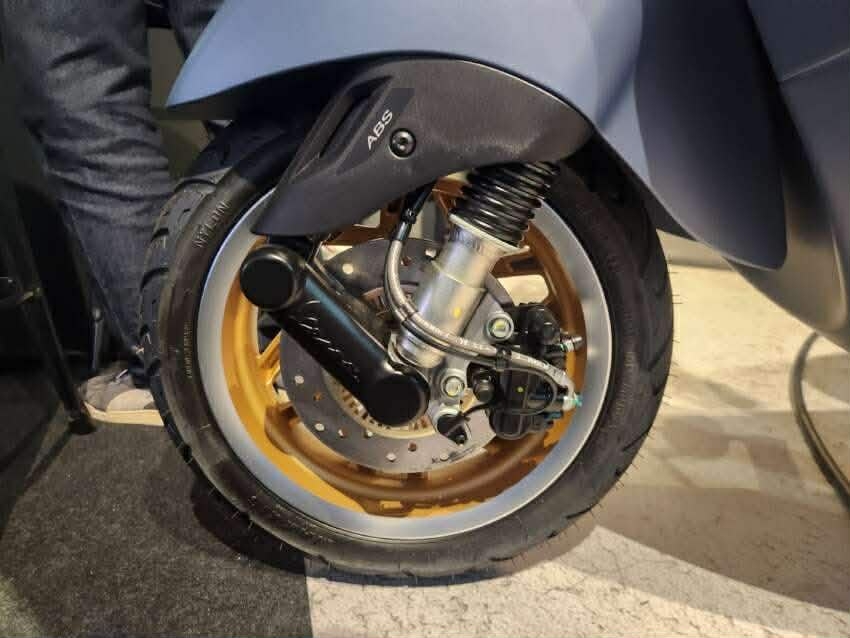 vespa officina 8 gtv 300 va sprint 150 chinh thuc ra mat hinh anh 3