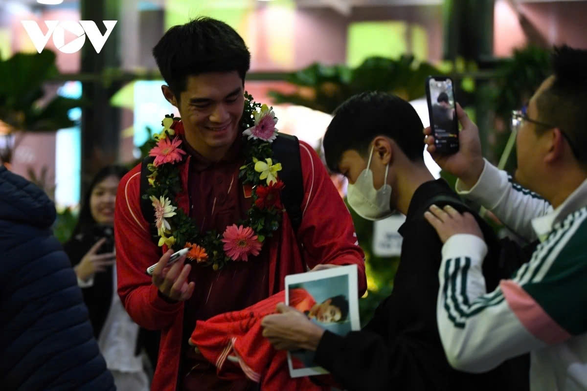 sea games 33 vietnamese heroes return home in warm welcome picture 9