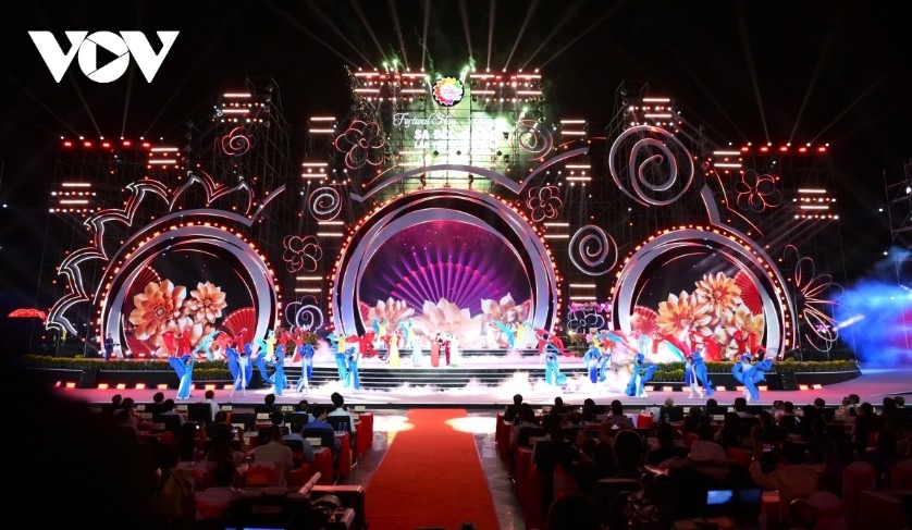 sa dec flower festival 2025 vietnam-shaped floral map sets national record picture 1