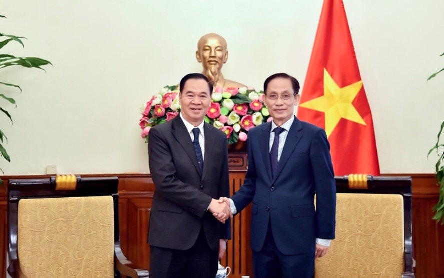 foreign minister meets with lao education-sports minister picture 1