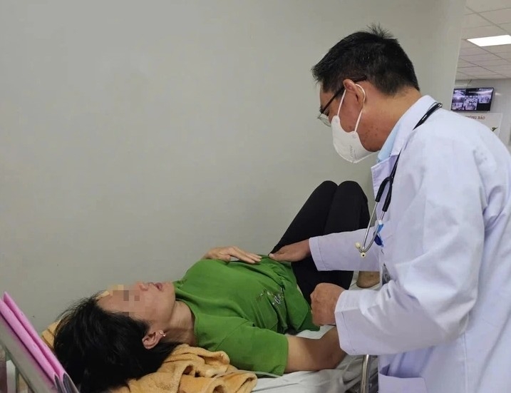 dozens hospitalised with suspected food poisoning after eating banh mi in hcm city picture 1