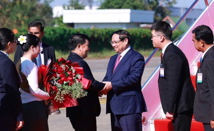pm arrives in vientiane for high-level party meeting picture 1