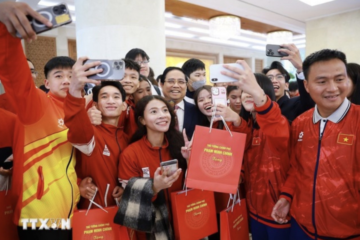prime minister commends vietnamese students winning international prizes picture 1