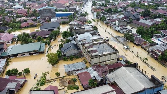 vietnam extends condolences over losses caused by severe floods in indonesia picture 1