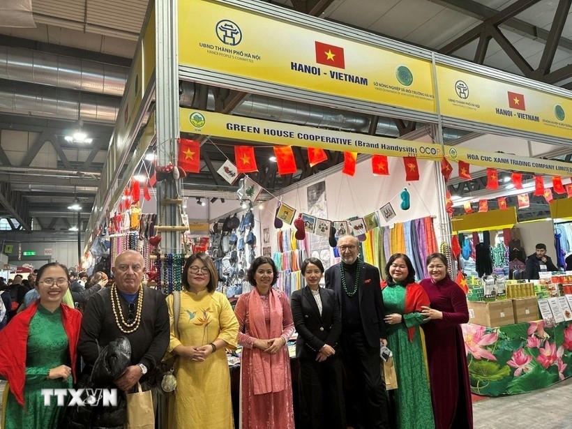 vietnam makes impression at italy handicraft fair picture 1