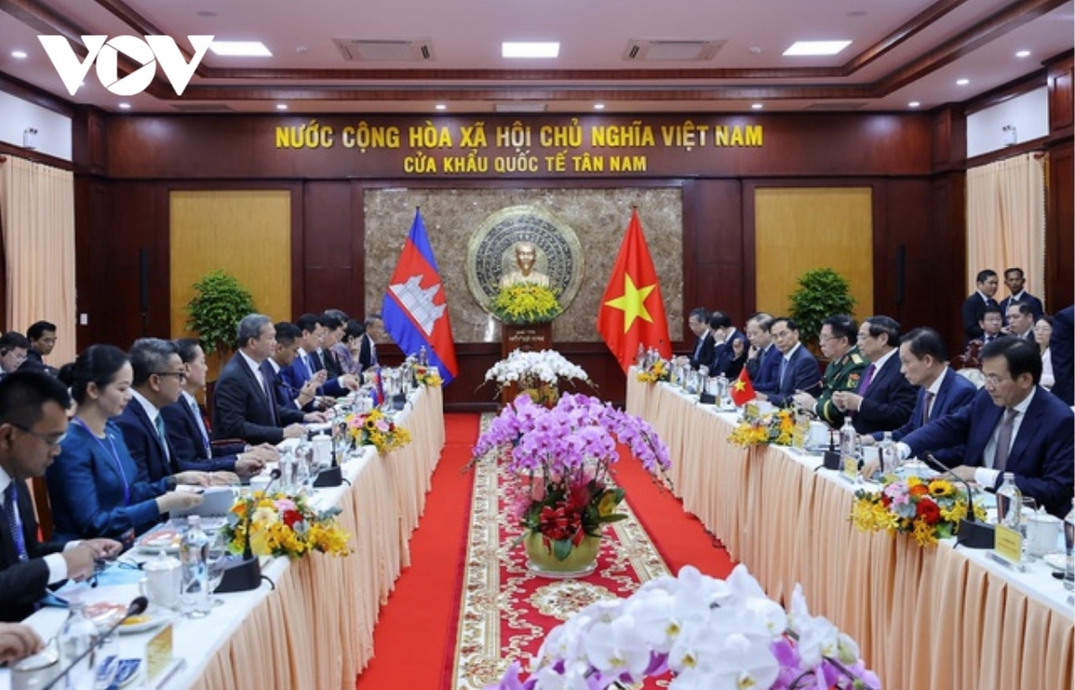 vietnamese, cambodian pms hold talks during tan nam-meun chey international border gate in picture 1