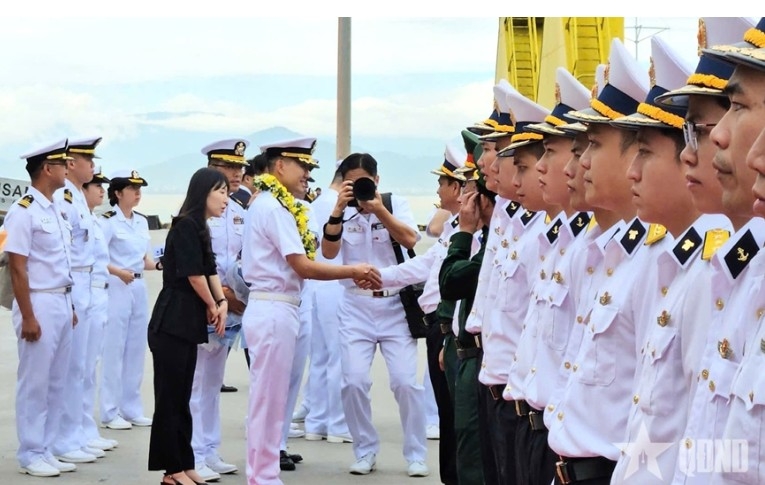rok naval training ship visits da nang for friendship exchange picture 1